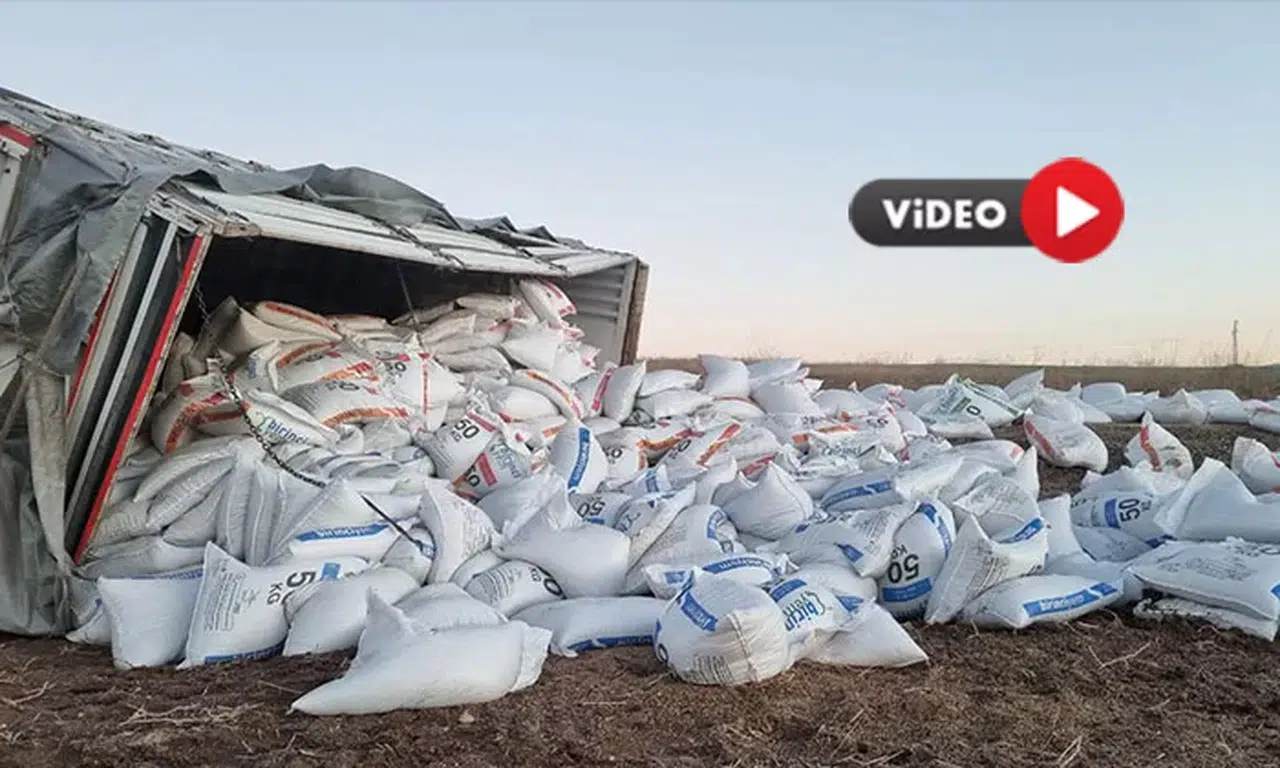 Çorum’da Yem Yüklü Tır Devrildi, Yolu Kapattı