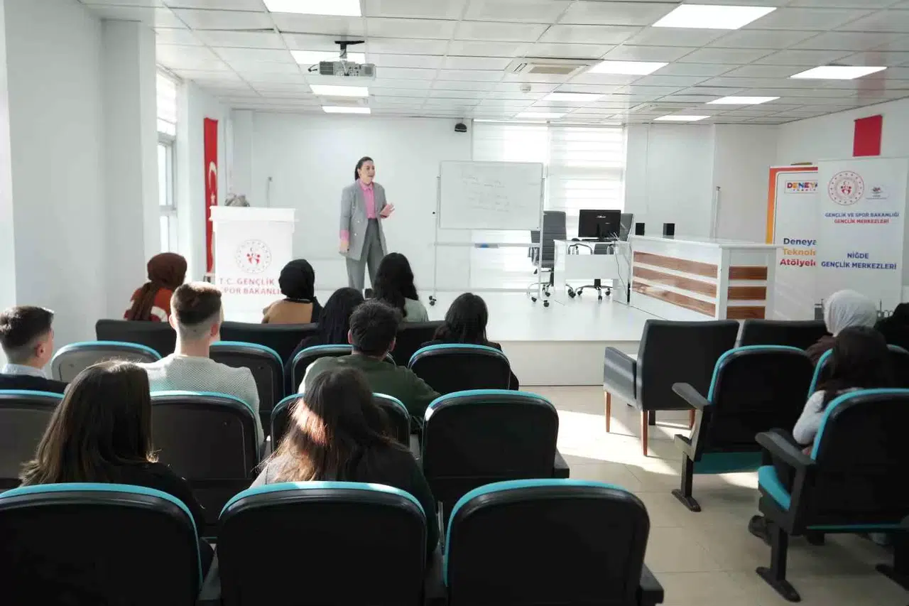 Diksiyon Eğitmeni Gün: "Dijital Dünyadaki Sürat Gençlerin Diksiyonunu Olumsuz Etkiliyor"