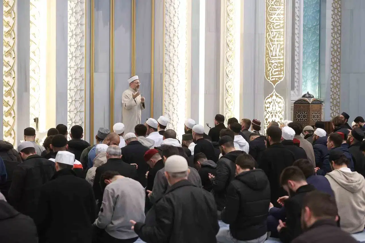 Diyanet İşleri Lideri Erbaş Sabah Namazında Öğrencilerle Buluştu
