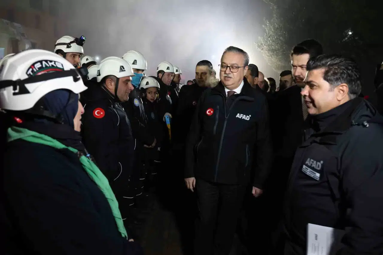 Diyarbakır Valisi, Sarsıntıda Arama-Kurtarma Çalışmalarına Katılan Takımlarla Bir Ortaya Geldi