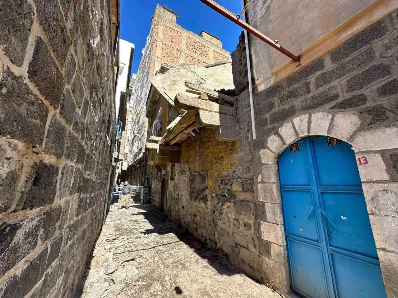 Diyarbakır’da Ağır Hasarlı Müstakil Meskenin Çatısı Çöktü
