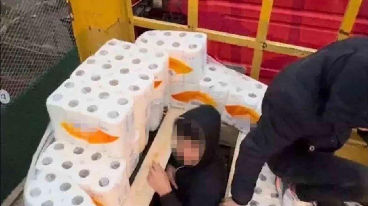Diyarbakır’da Kağıt Havluların Ortasından Kaçak Göçmen Çıktı
