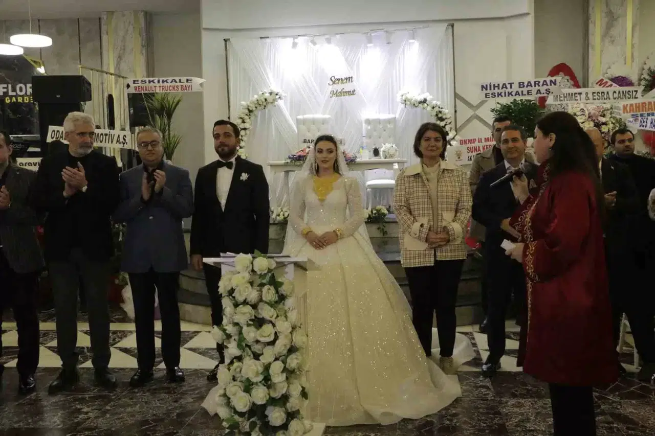 Diyarbakır’da Siyasetçileri ve İş Adamlarını Bir Ortaya Getiren Düğüne 3 Bin Kişi Katıldı
