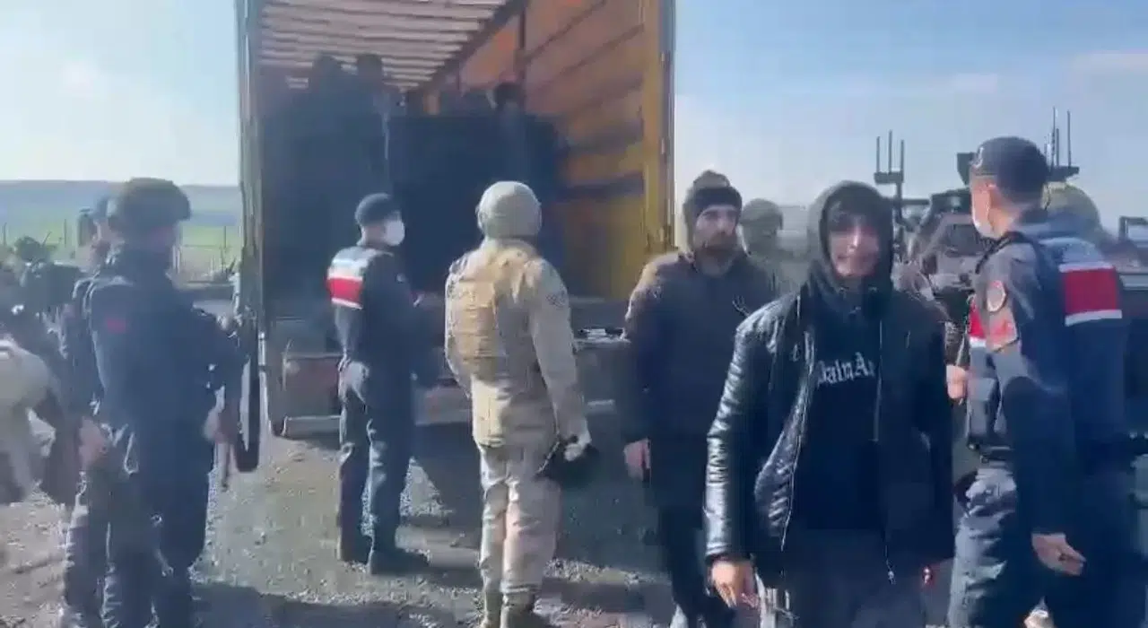Diyarbakır’da Tırda 72 Kaçak Göçmen Yakalandı