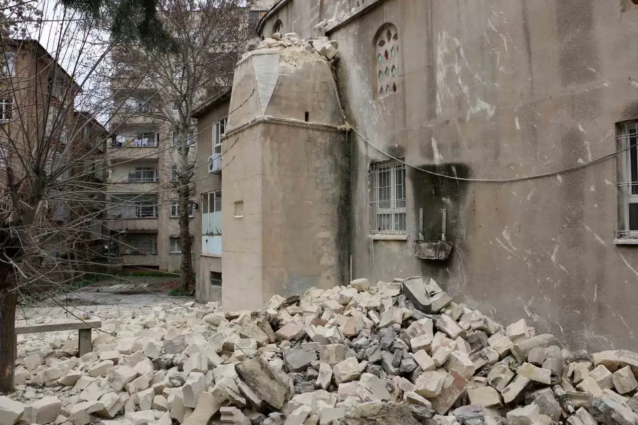 Diyarbakır’da Zelzelede 21 Cami ve 30’a Yakın Minarenin Bir Kısmı Yıkıldı, Kalanların Yıkım Çalışmaları Devam Ediyor
