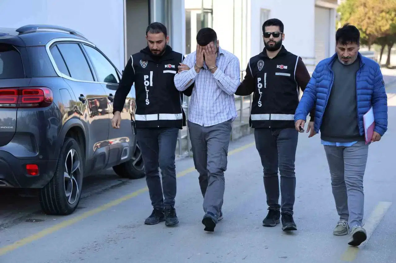 Düzmece Polis, Kendisini Durduran Polislere “Hayırdır Devrem” Diyerek Yakalandı