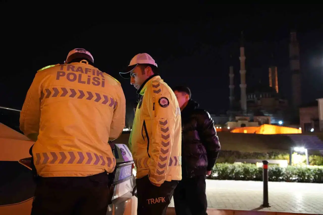 Edirne’de Alkolü Şoförlere Ceza Yağdı, Cam Sinemalarını İse Elleriyle Söktüler