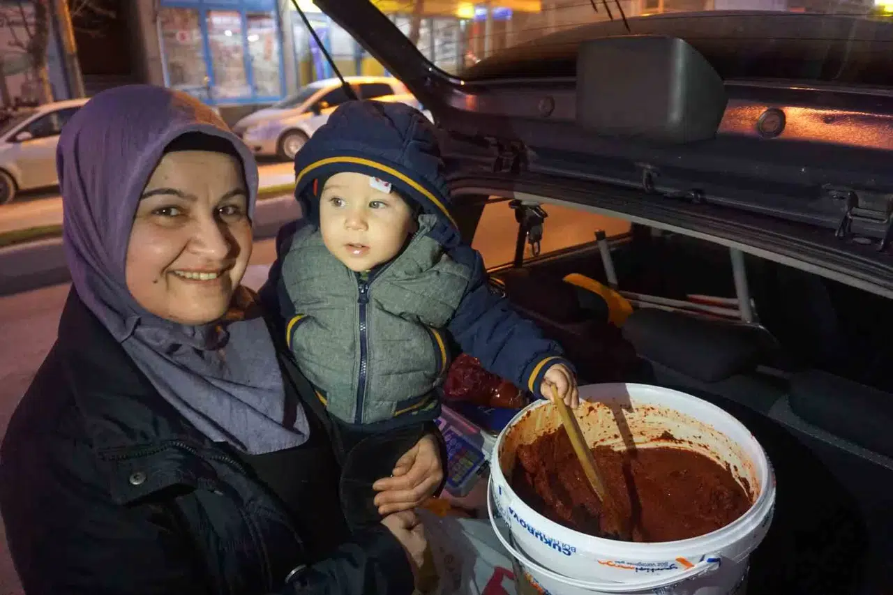 Edirne’ye Yerleşen Depremzede Yöresel Eserlerle Geçimini Sağlıyor