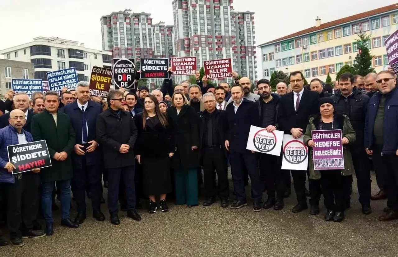 Eğitimciler, Okul Çıkışı Darp Edilen Müdür İçin Toplandı