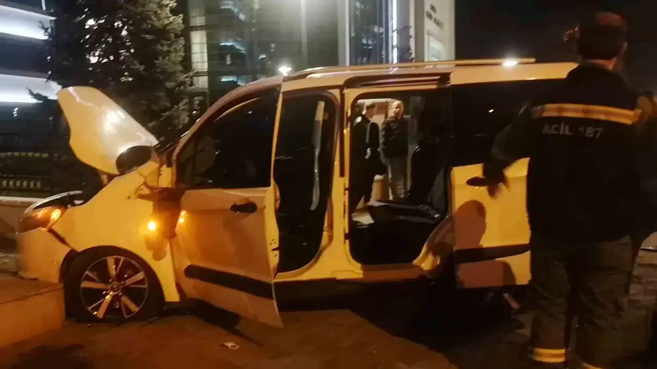 Ehliyetsiz Şoför Denetimden Çıkıp Üst Geçidin Ayağına Çarptı