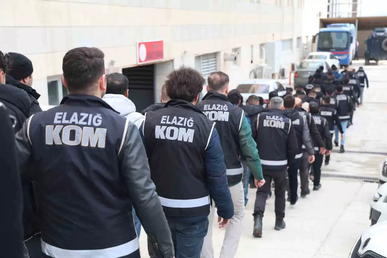 Elazığ’da Cürüm Örgütüne Yönelik Operasyonda Gözaltına Alınan 35 Kuşkulu Adliyeye Sevk Edildi