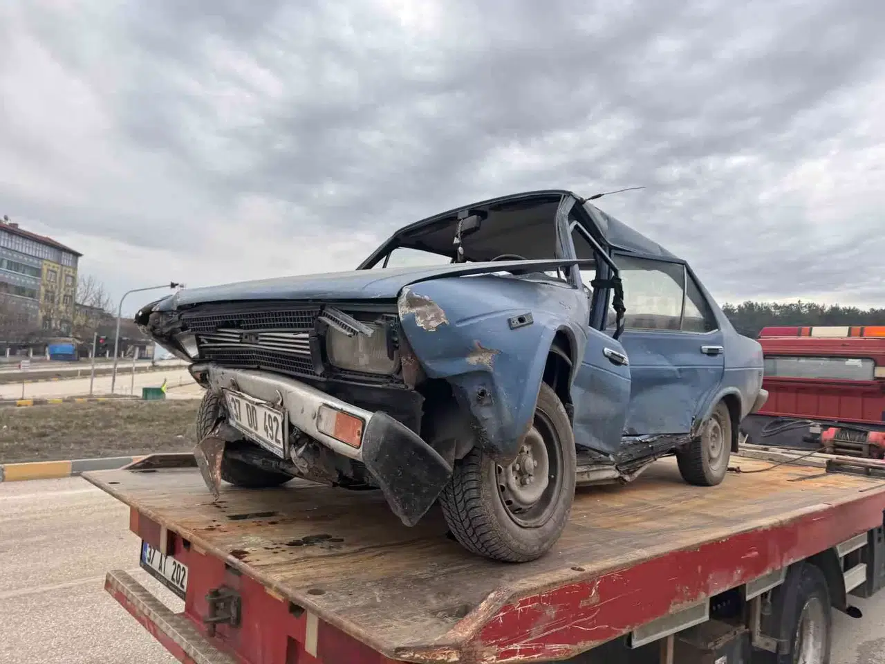 Emekçi Servisi ile Araba Çarpıştı: 6 Yaralı