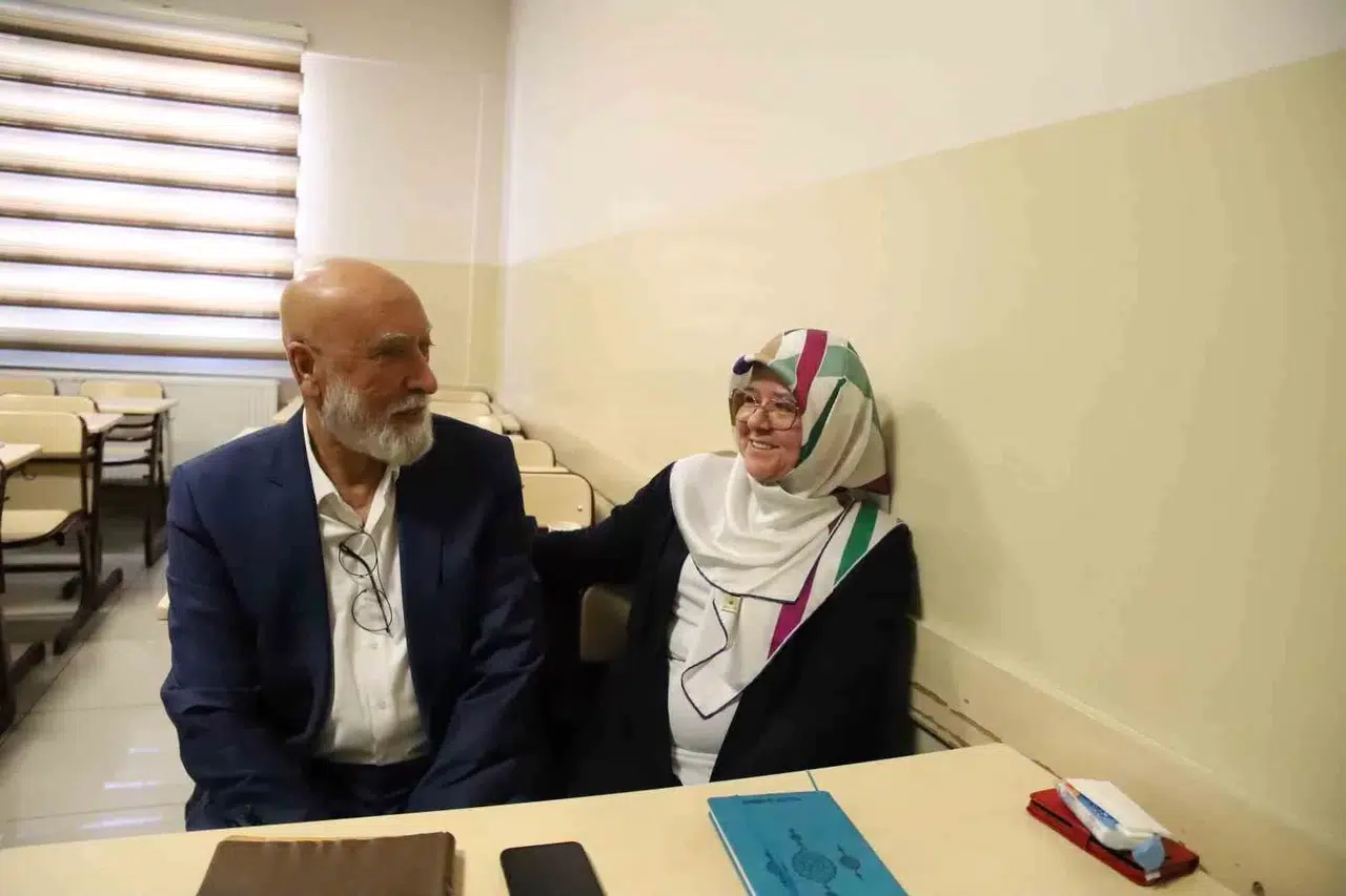 Emekli Çiftin İngilizce Tutkusu "Öğrenmenin Yaşı Yok’ Dedirtiyor