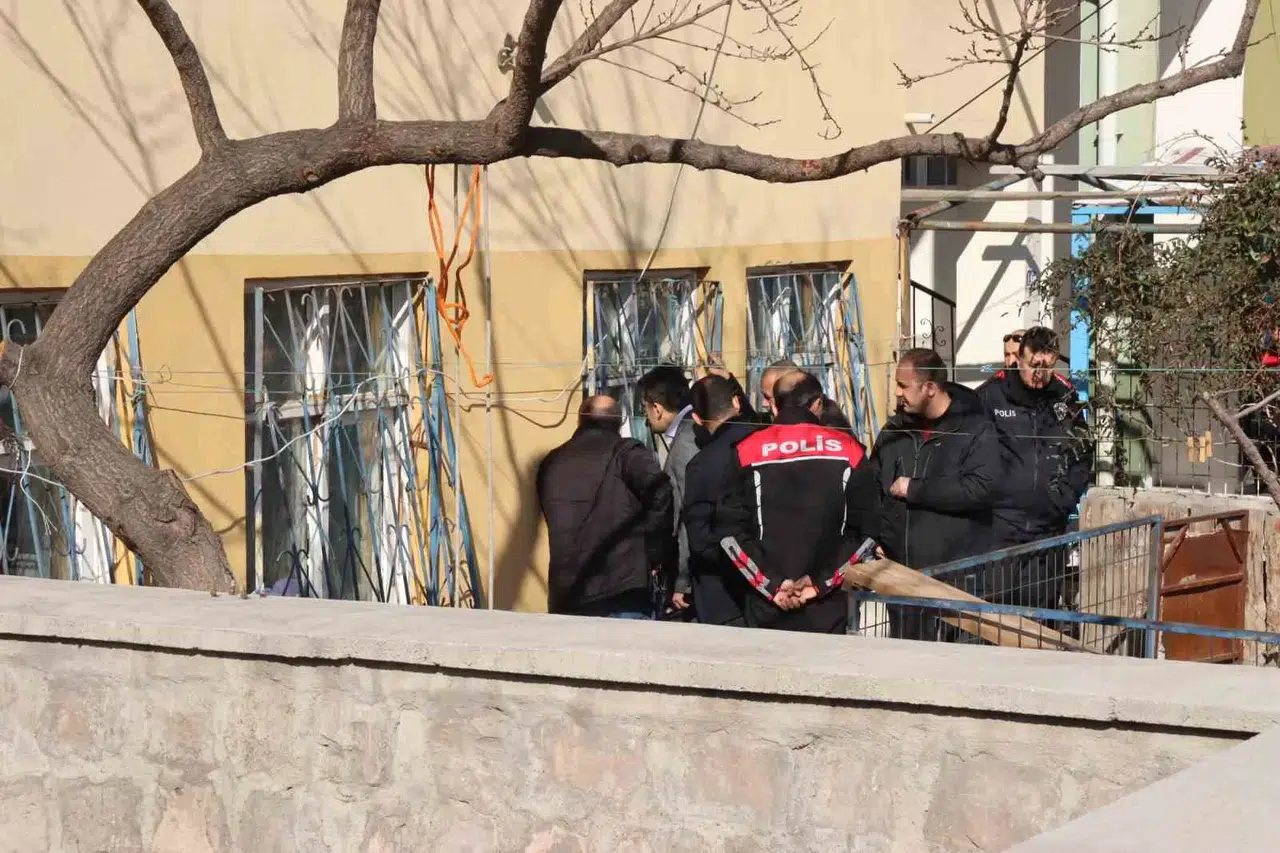 Emniyet Amirinin Yaklaşımı, Eşini Rehin Alan Şahsı Bu türlü İkna Etti: "Ben Sana Kurban Olurum"