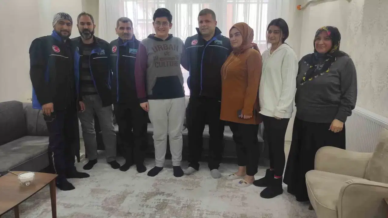 Enkazdan Kendisini Kurtaran Takımı Görünce Gözyaşlarına Hakim Olamadı