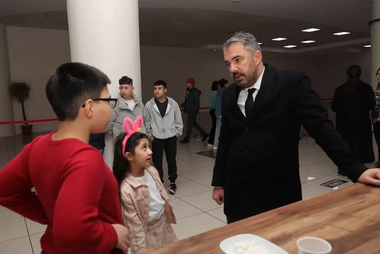Ertuğrul Lider Her An Gençlerle Fikir Alışverişinde