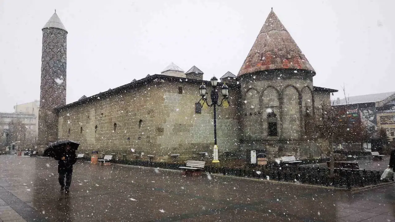 Erzurum’a Kar Yağışı Geri Geldi