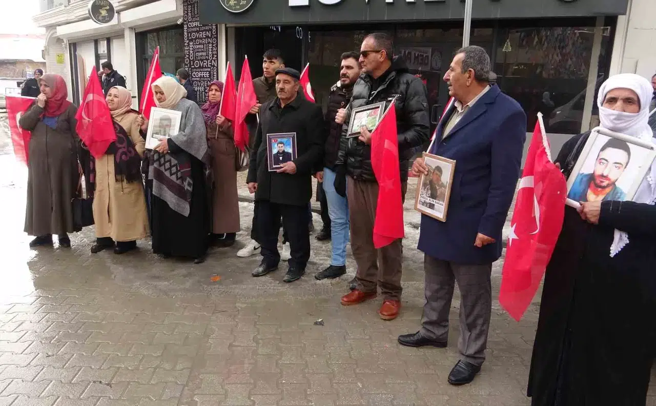 Evlat Nöbetindeki Anne Saliha Mert: “Dem Parti’ye Oy Verenler Hakkımıza Giriyorlar”
