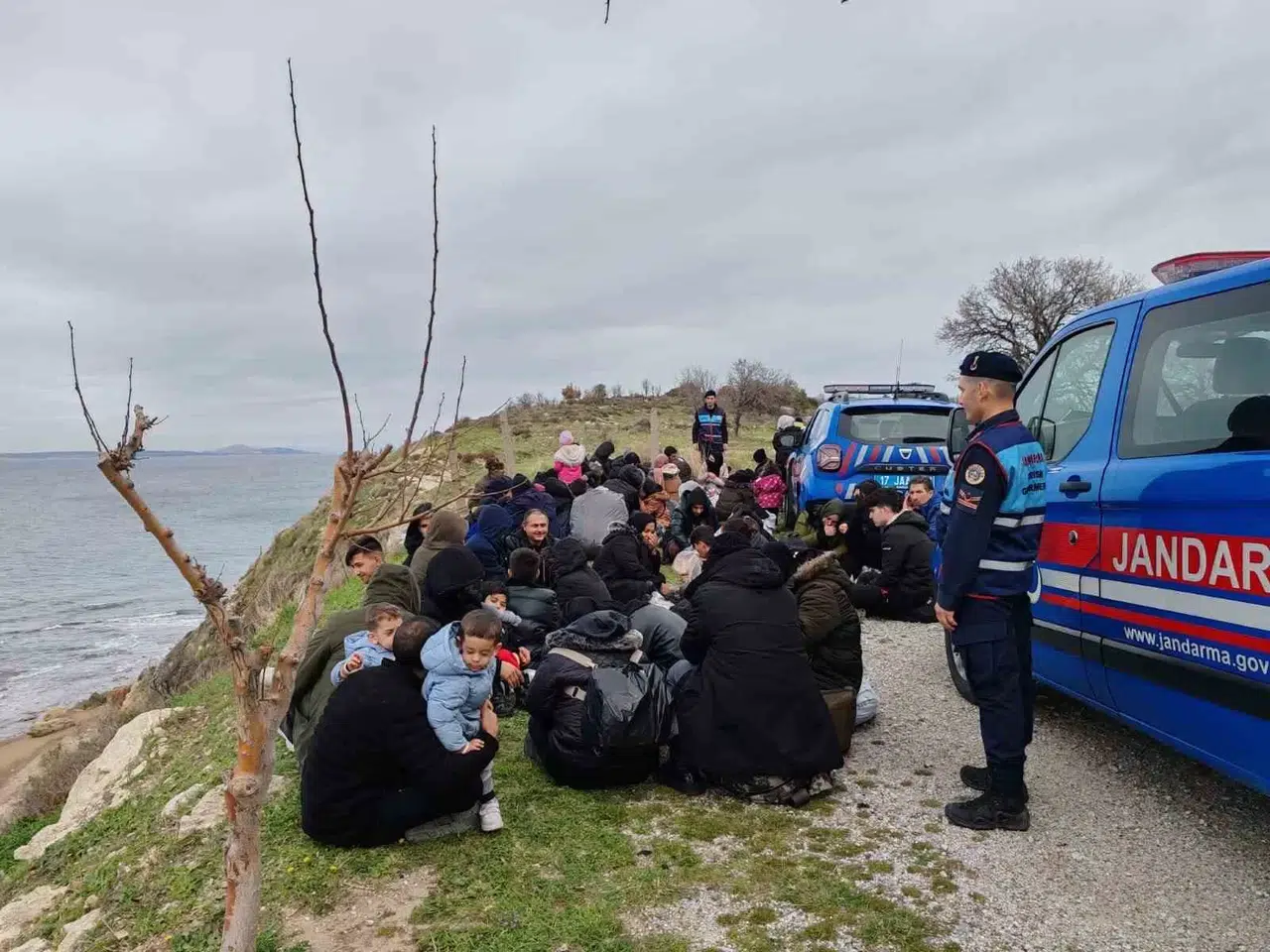 Ezine’de 68 Kaçak Göçmen ile 1 Organizatör Yakalandı