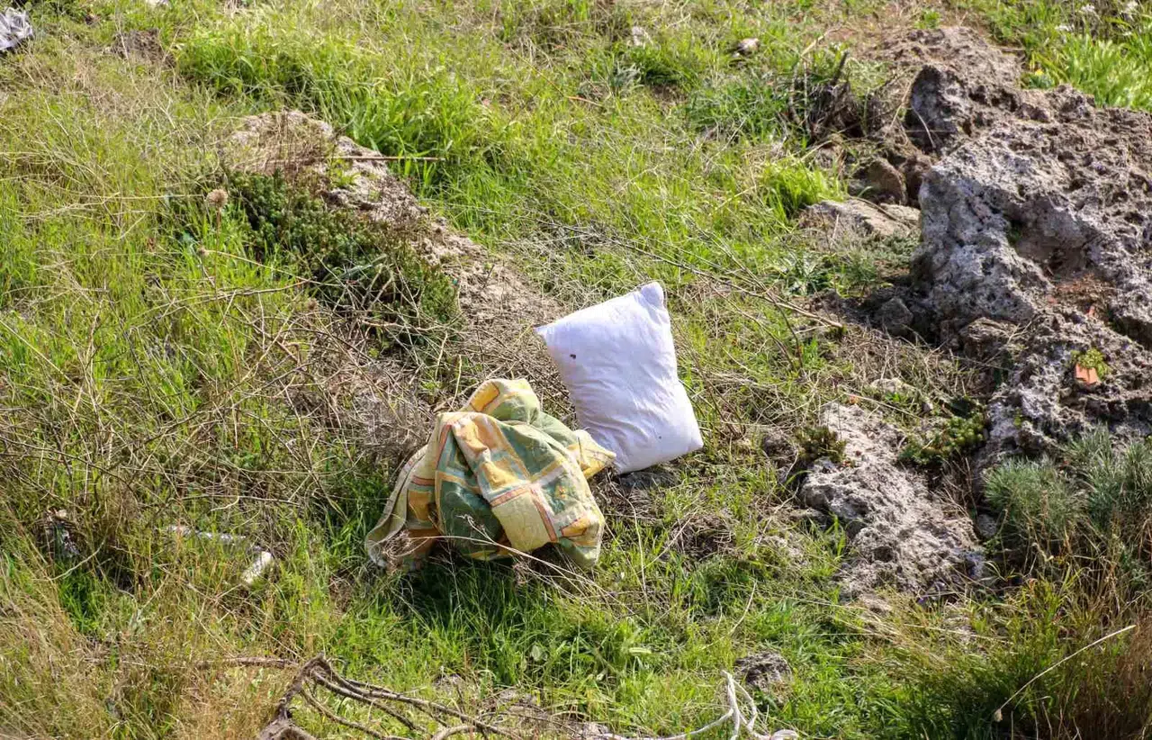 Falezlerde Yaralı Şahıs Var Diye Geldiler, Battaniye ve Yastık Çıktı