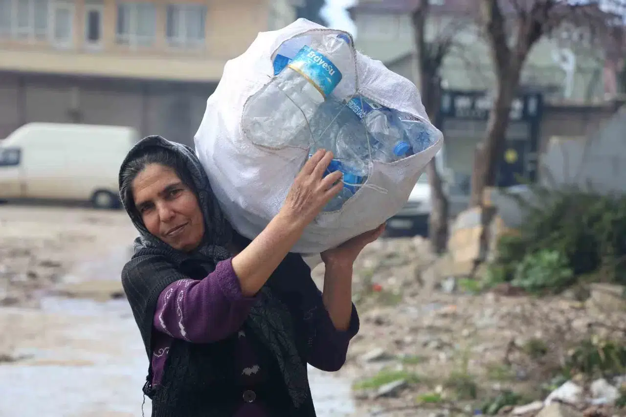 Fedakar Anne, İki Evladını Karton ve Plastik Gereç Toplayarak Okutuyor