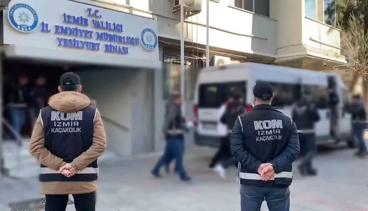 FETÖ Şüphelilerine İzmir Merkezli Operasyon: 15 Gözaltı