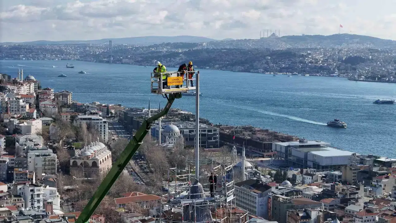 Galata Kulesi’nde Nefes Kesen Onarım: 63 Metre Yükseklikte Bulunan Alem Takıldı