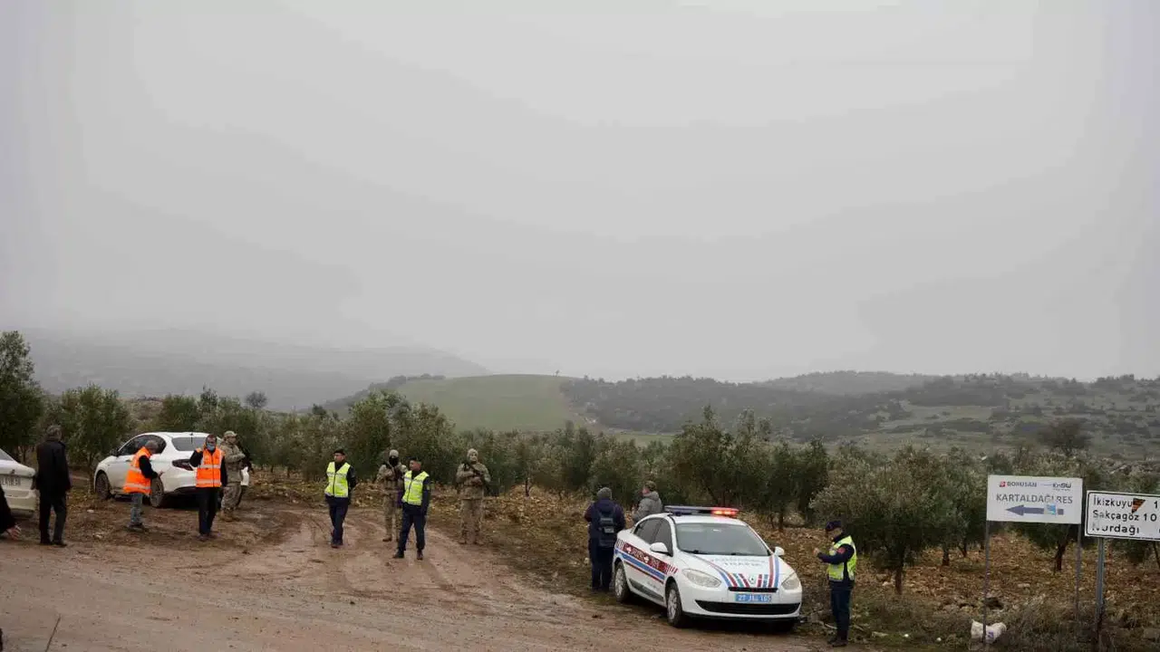 Gaziantep’te Düşen Helikopterin Enkazını Kaldırma Çalışmaları Devam Ediyor
