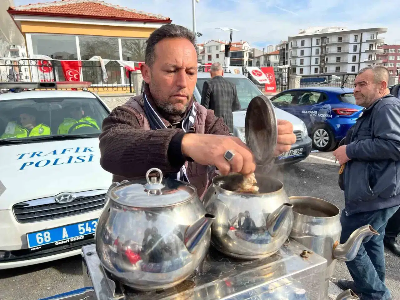 Gereksinim Sahiplerine Burs Ulaşsın Diye Kendi Çocuğu İçin Çay Satıyor