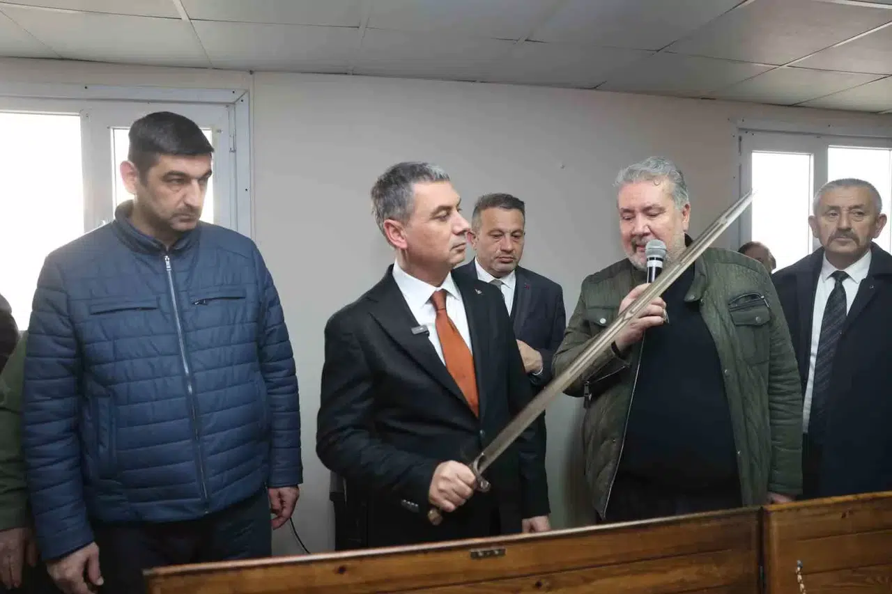 Gölbaşı Belediye Lideri Şimşek’ten "Kabe Örtüleri ve Kabe Yolunda Kutsal Emanetler" Standına Ziyaret