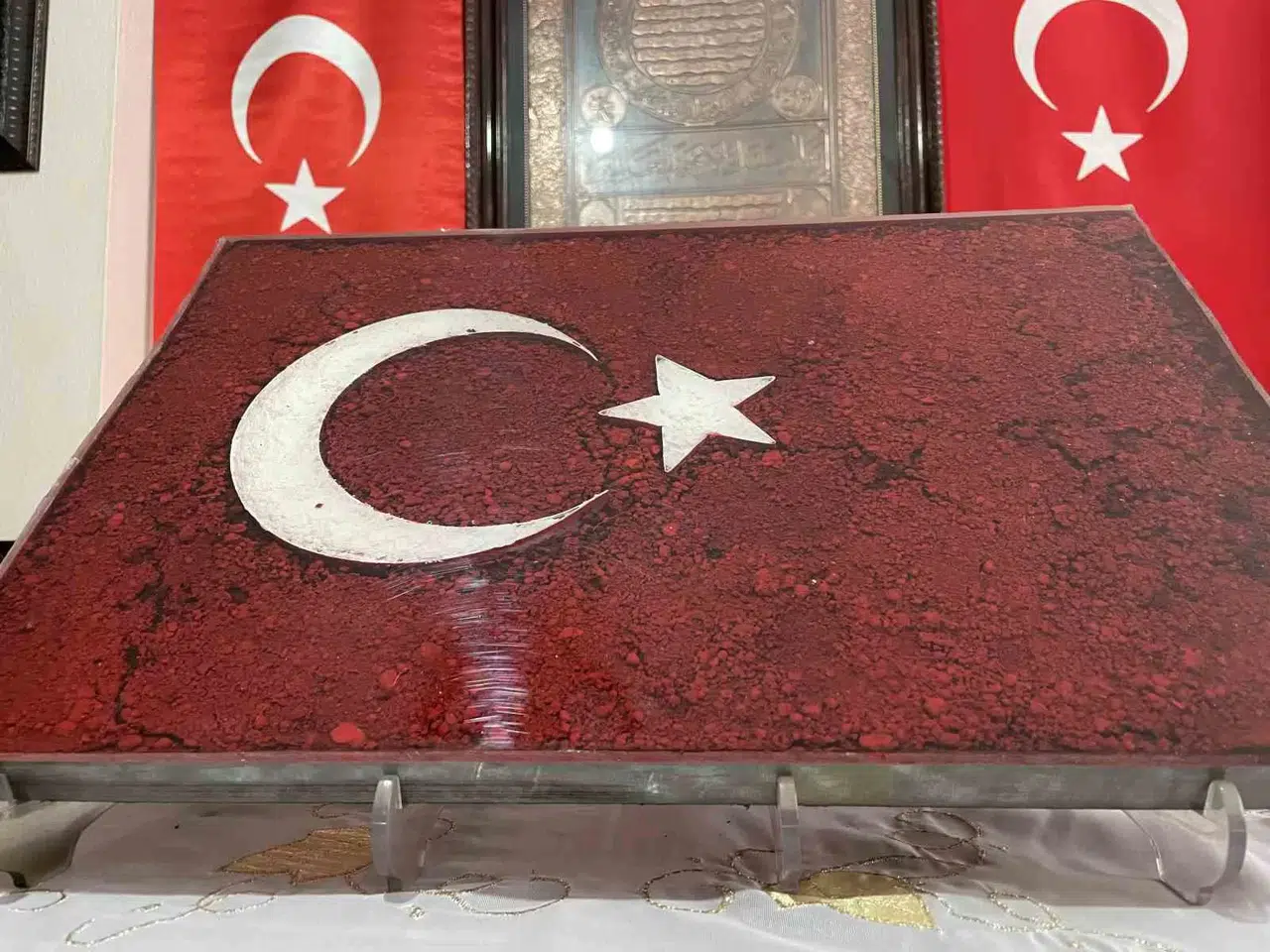 Hain Darbe Teşebbüsünde Şehit Düşenlerin Toprağı, Bu Tabloda Türk Bayrağı Olarak Yıllarca Korunacak