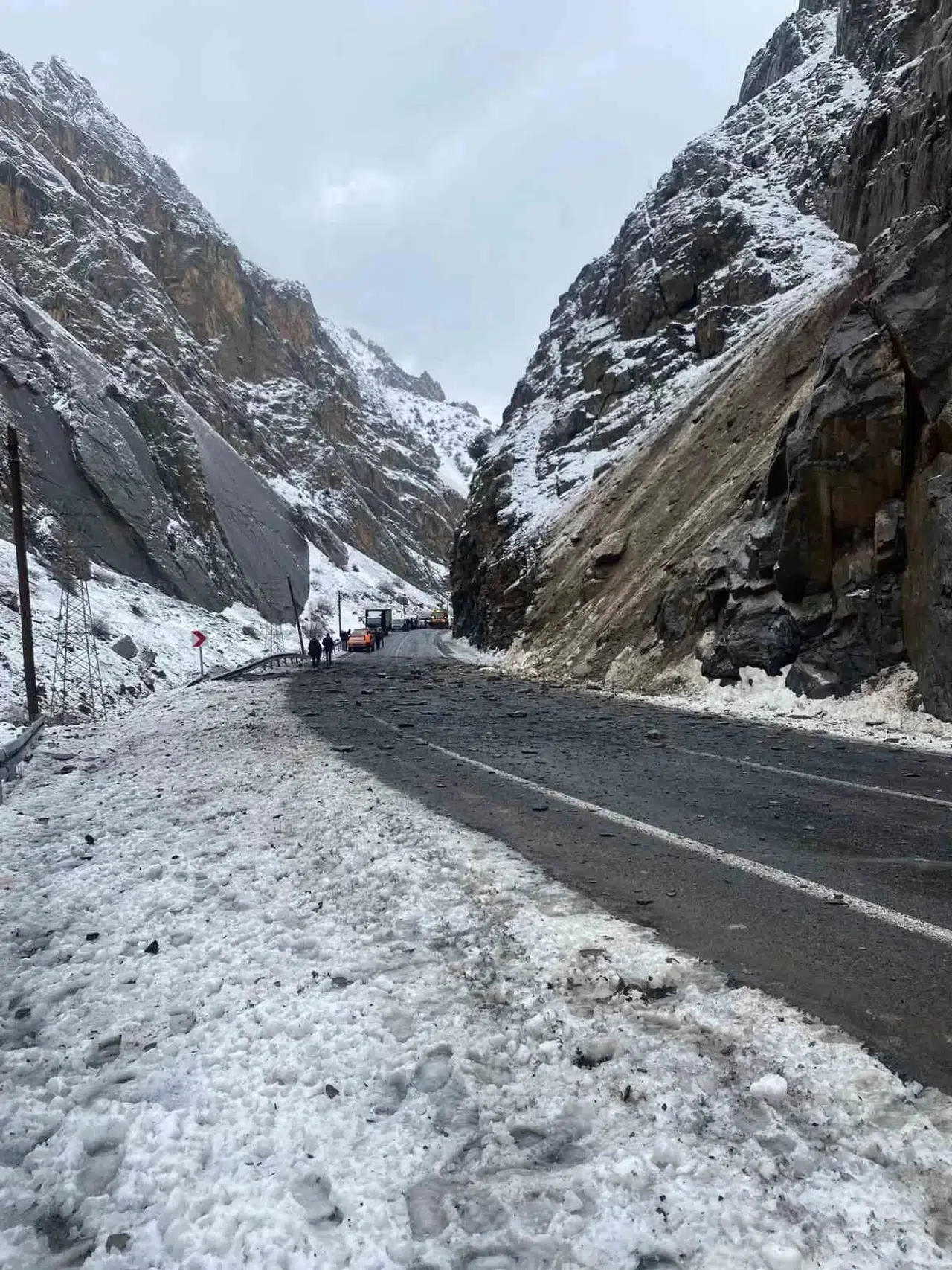 Hakkari-Van Kara Yoluna Kaya Düştü