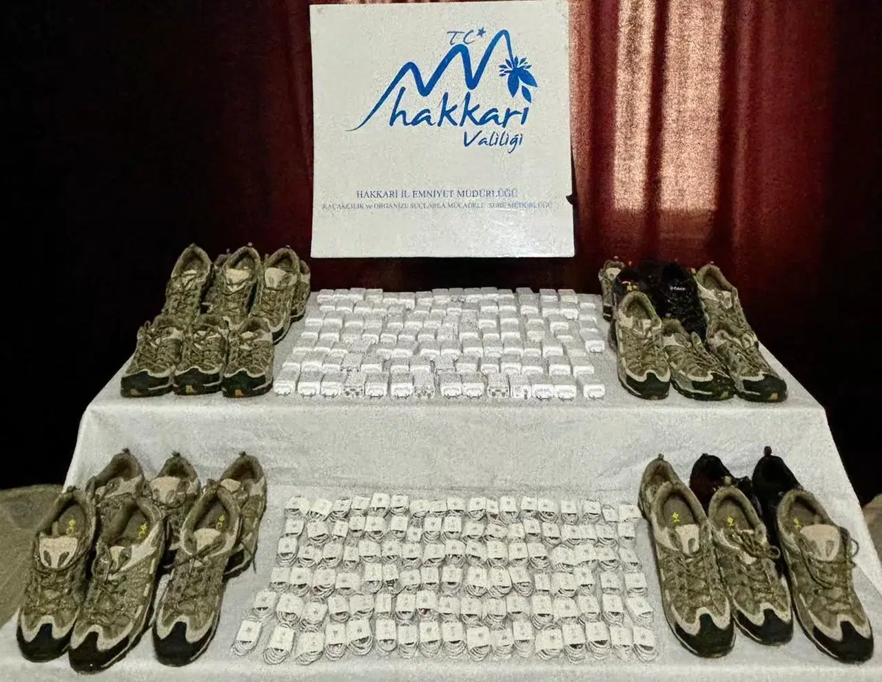 Hakkari’de Kaçak 13 Kilo Altın ve 17 Kilo Uyuşturucu Ele Geçirildi