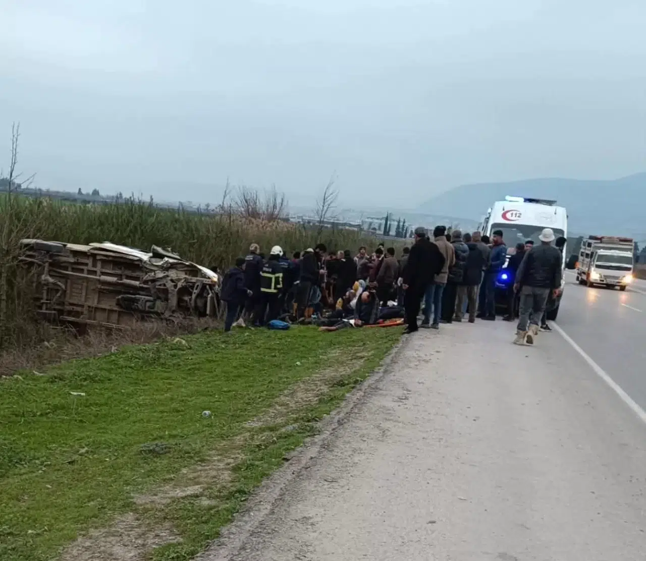 Hatay’da Tarım Çalışanlarını Taşıyan Minibüs Tarlaya Uçtu: 13 Yaralı