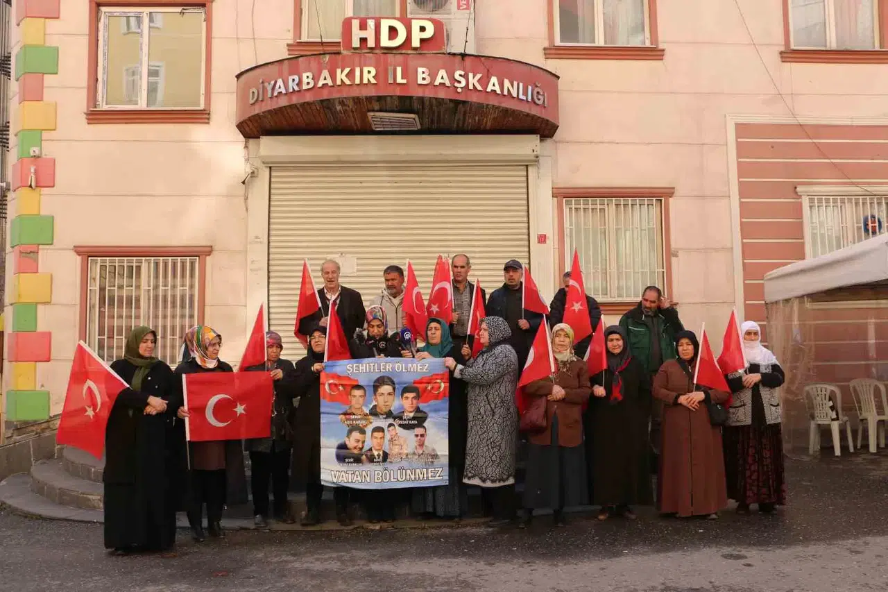 HDP Önündeki Evlat Uğraşında Gara Şehitleri Anıldı