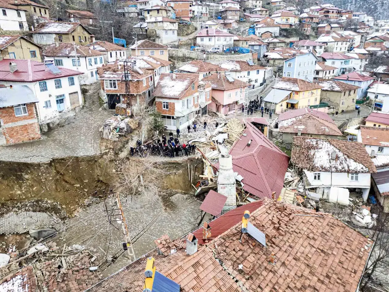 Heyelan Yaşanan Köyün Değerli Bir Kısmı Taşınacak