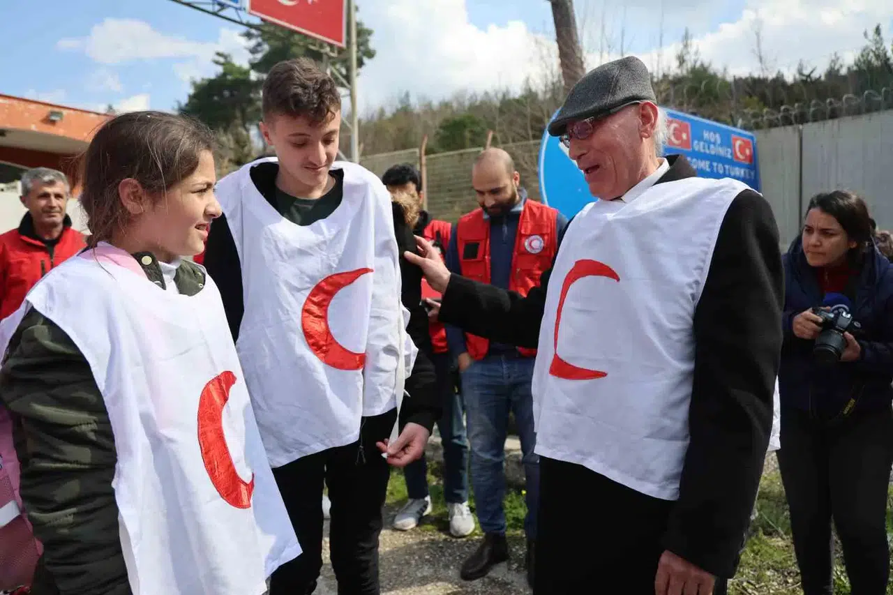 Hudut Sınırında Torunlarına Kavuşan Dede, Gözyaşlarına Boğuldu