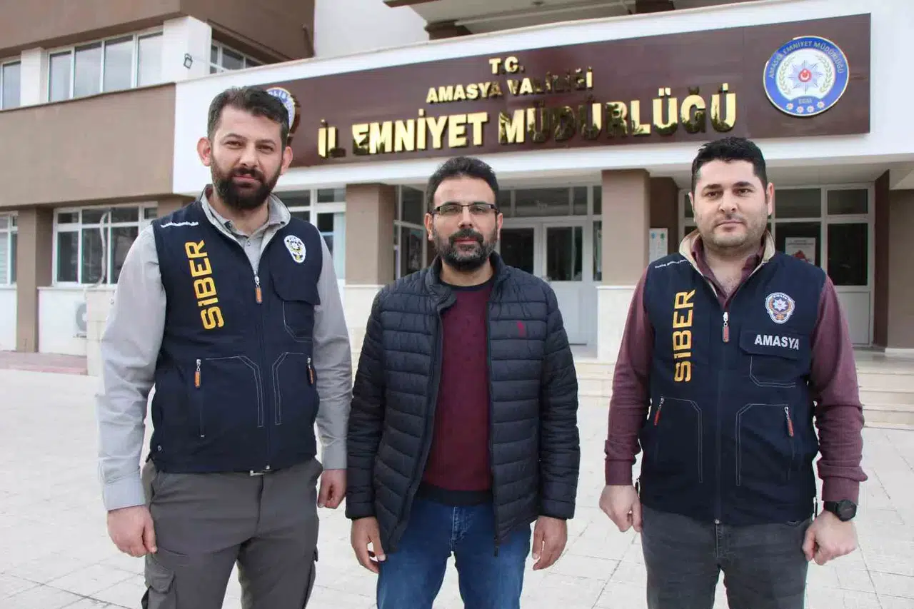 İki Komşu Sazan Sarmalı Tuzağına Düştü, Traktör ve Parayı Polisler Kurtardı