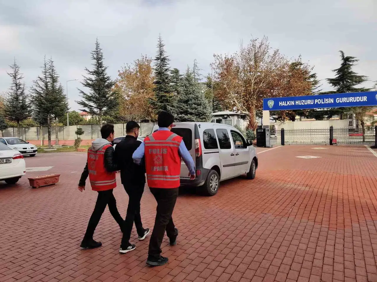 İnternet Üzerinden Dolandırıcılık Yapan 5 Kuşkulu Yakalandı