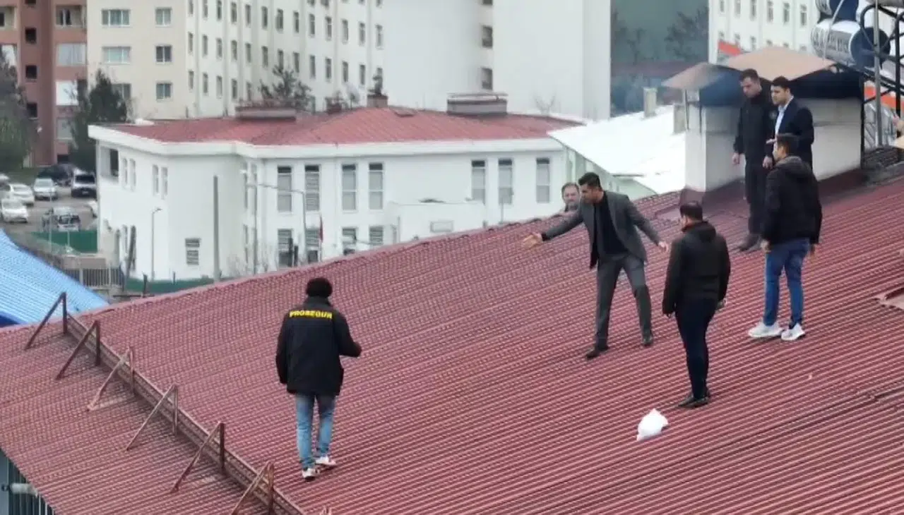 İntihar Teşebbüsünde Bulunan Şahıs, 3 Saatlik İknanın Akabinde Çatıdan İndirildi