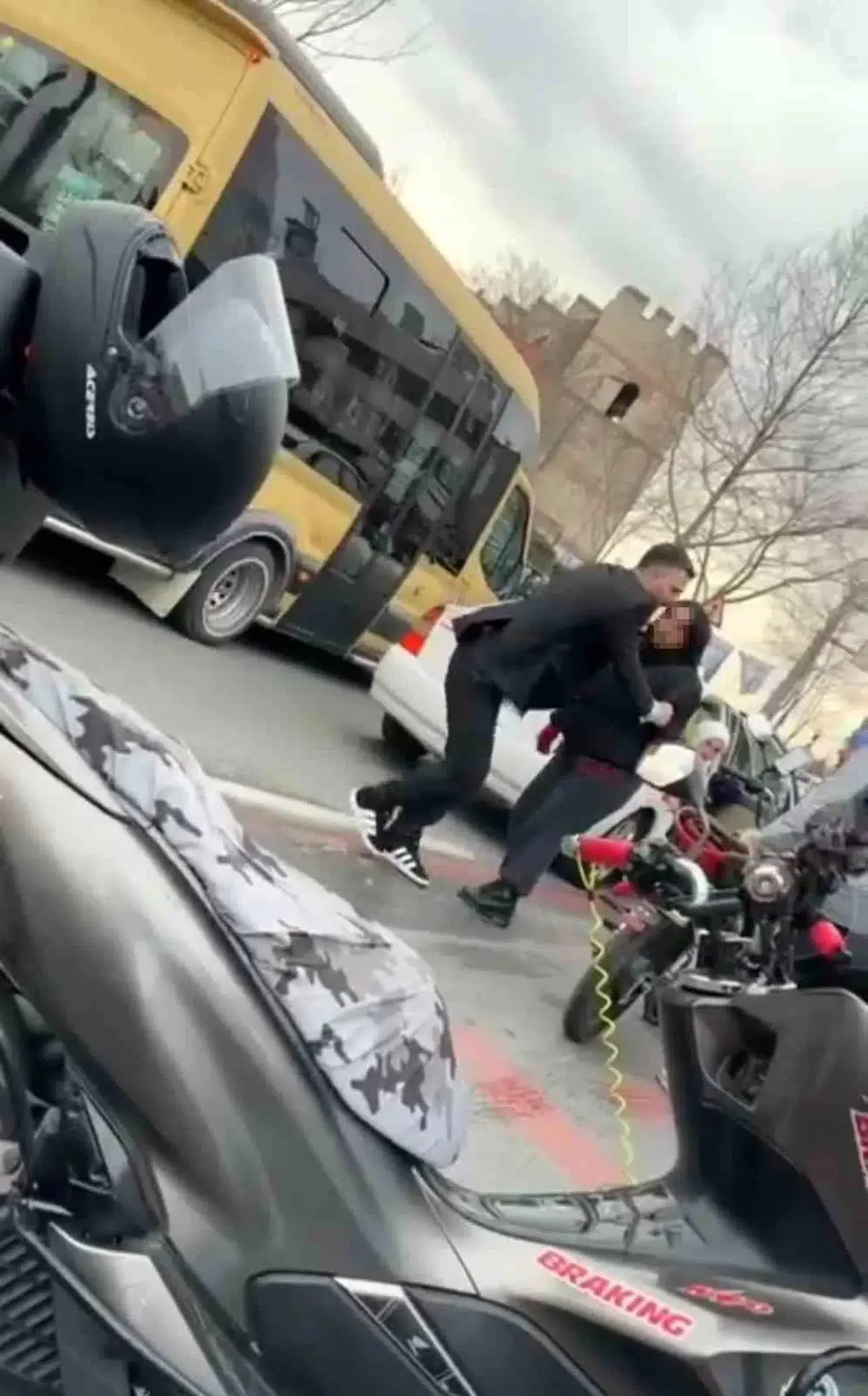 İstanbul’a Trafikte “Sinyal Vermedin” Hengamesi Kamerada: “Senin Kemiklerini Kırar Eline Veririm”