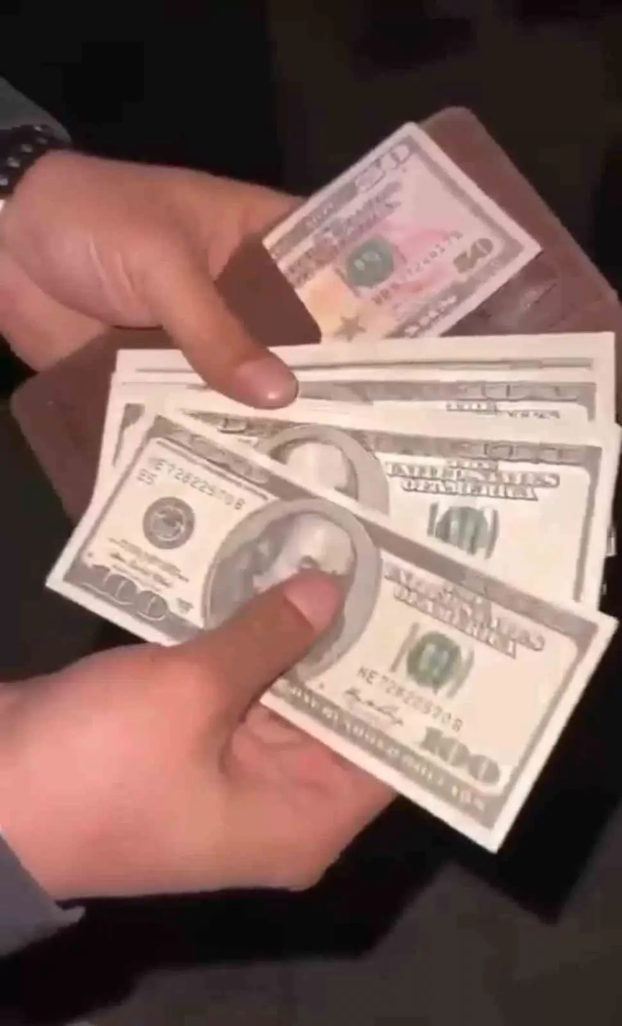 İstanbul’da Geçersiz 100 Dolar Veren Dolandırıcı Bu Kere Faka Bastı: Taksiciler Yakalayıp İfşa Etti