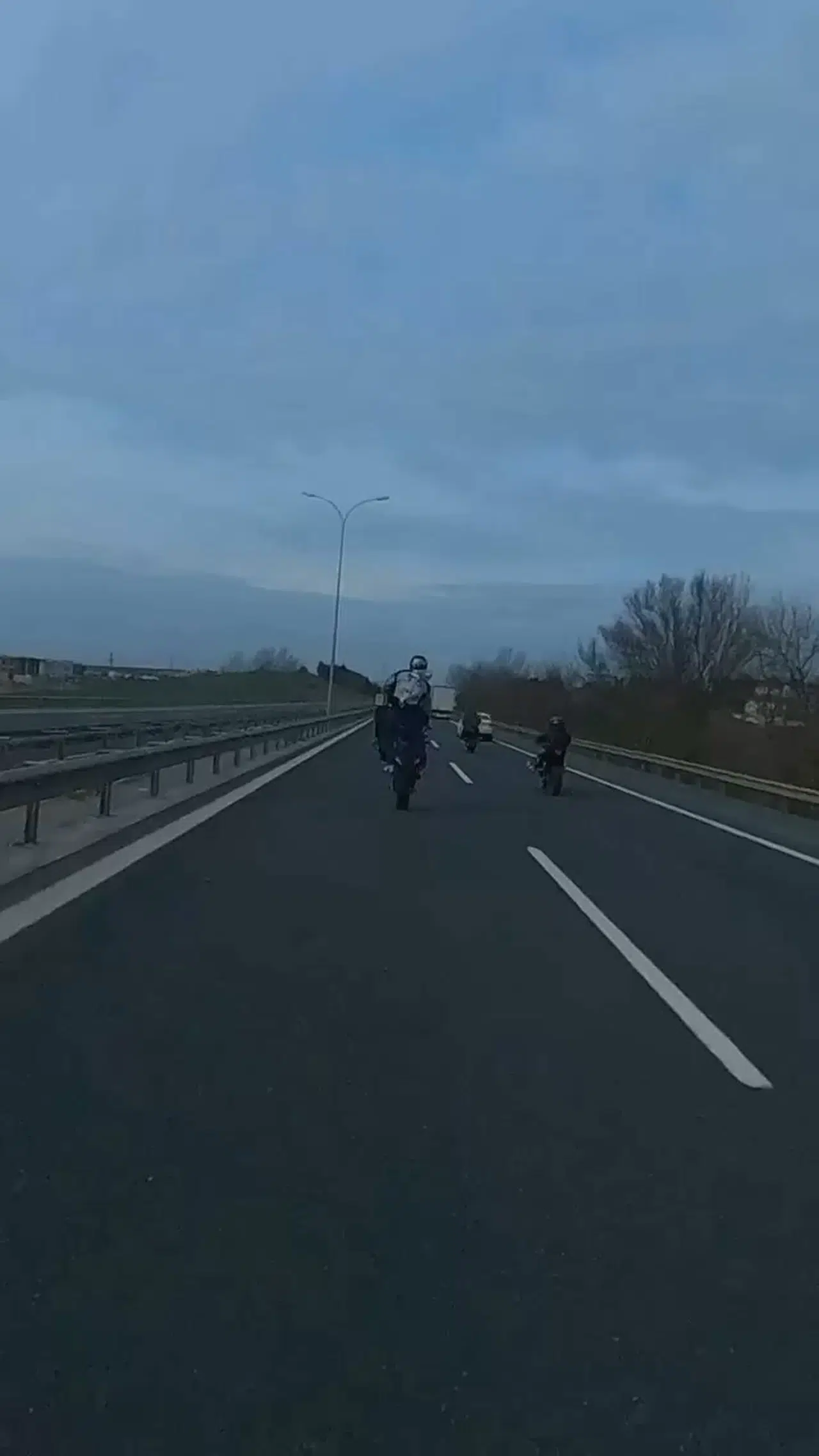 İstanbul’da Plakasız Motosiklet Şoförlerinin Trafiği Tehlikeye Düşürdüğü Anlar Kamerada