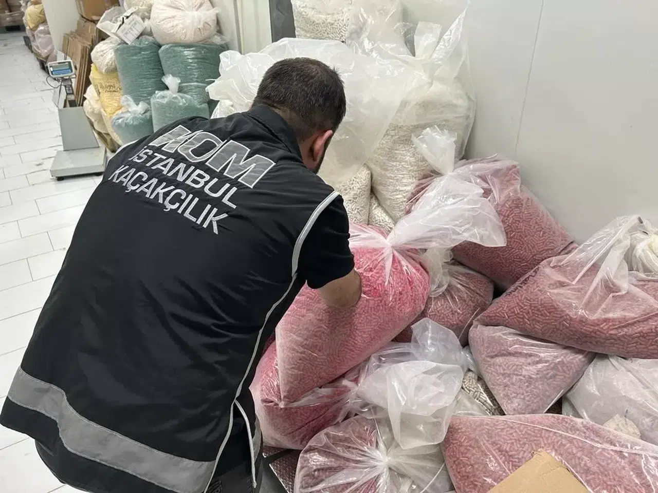İstanbul’da Uydurma ve Kaçak İlaç Operasyonu: 50 Milyon Lirayı Bulan Eser Ele Geçirildi