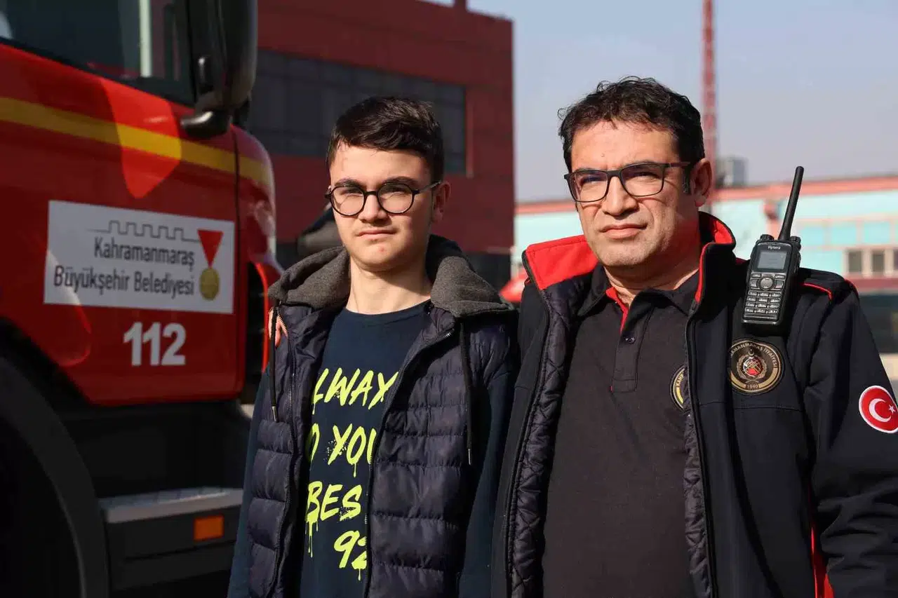İtfaiyeci Baba Enkazdaki Oğluna "Sen Bekle Yaralıları Kurtaracağım" Diyerek Diğerlerinin Yardımına Koştu