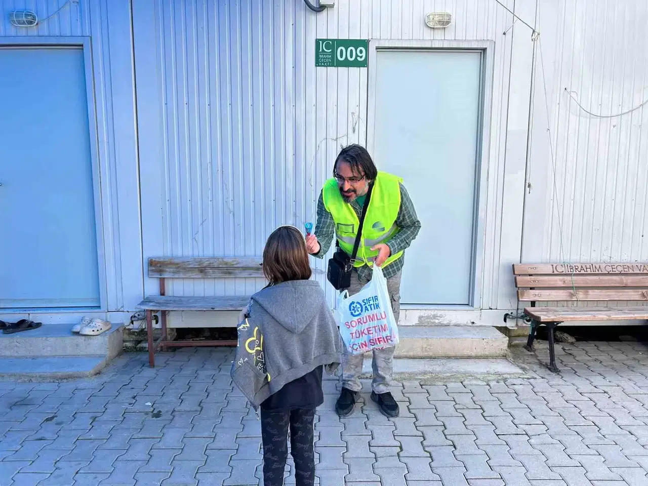 İzmir Depremimde Oğlunu Kaybeden Simge İsim Elif’in Babası, Enkaz Kentte Afetzede Vatandaşlara Umut Oluyor