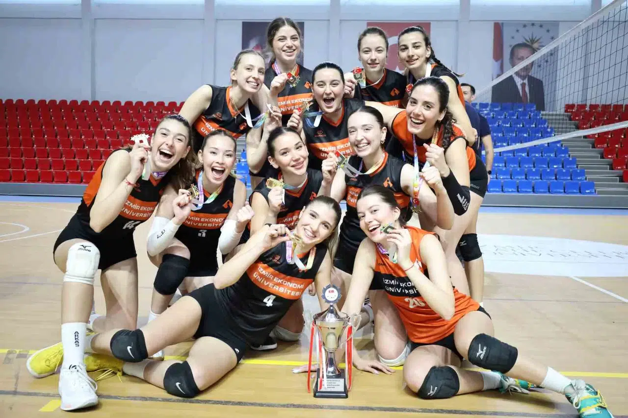 İzmir Ekonomi’de ’Çifte Kupa’ Coşkusu