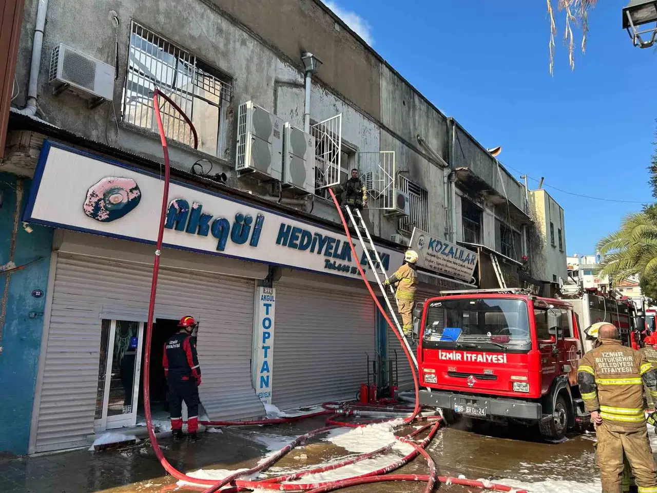 İzmir Kemeraltı Çarşısı’nda Çıkan Yangın Denetim Altına Alındı