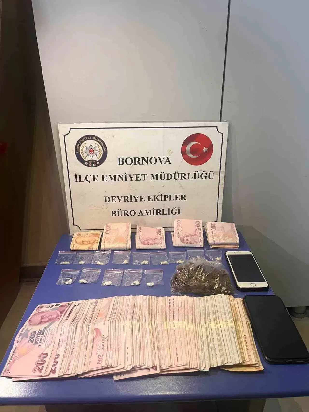 İzmir’de Bir Aracın Teyp Kısmından Kokain ve Binlerce Lira Çıktı
