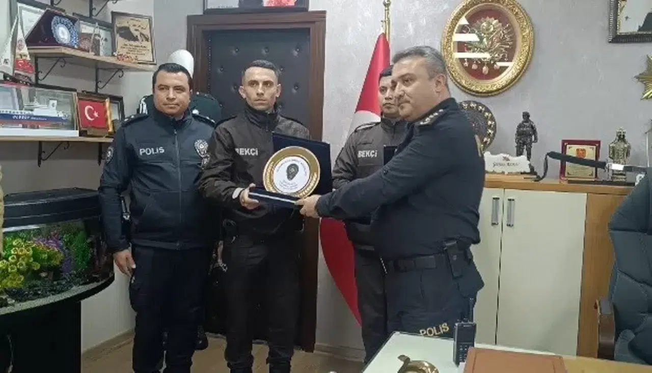 İzmir’de Dolanan Bayrağı Düzelten Bekçilere Plaket
